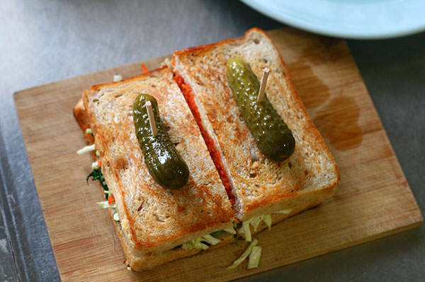 牛脂で香ばしい　ホットサンド