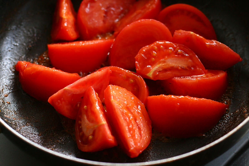 【もつ鍋アレンジ】トマトと牛もつのピリ辛とろみ煮
