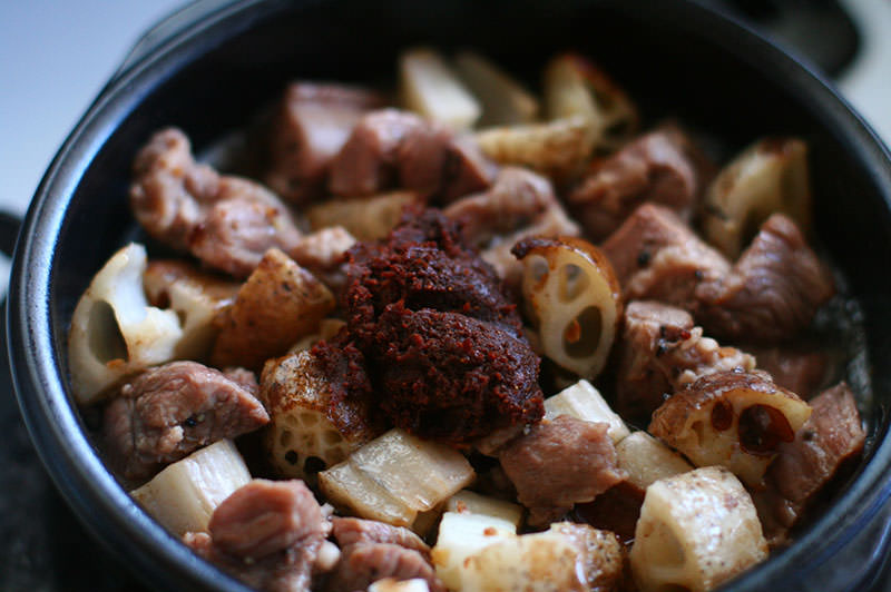 牛タンと蓮根の味噌オイル煮