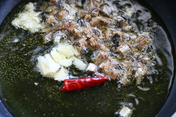 トリッパとアンチョビのアヒージョ